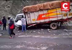 Tarma: A causa de lluvias rocas se desprenden de cerro y aplasta a vehículos
