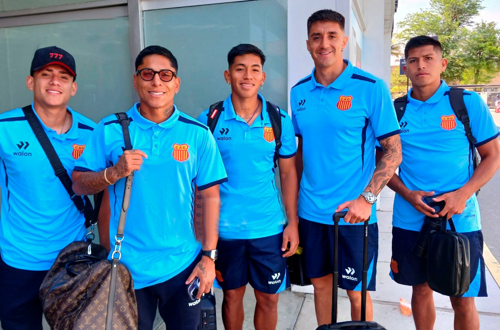 Viajaron motivados. Jugadores albos debuta hoy en el Torneo Apertura ante UTC.