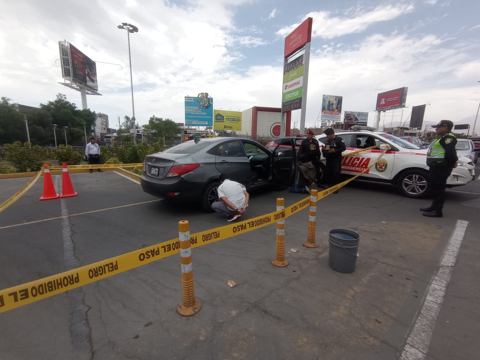 Los agentes de Águilas Negras de la Policía capturaron a los presuntos ladrones en el estacionamiento del Mall Porongoche. (Foto: Yorch Humaní)