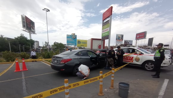 Los agentes de Águilas Negras de la Policía capturaron a los presuntos ladrones en el estacionamiento del Mall Porongoche. (Foto: Yorch Humaní)