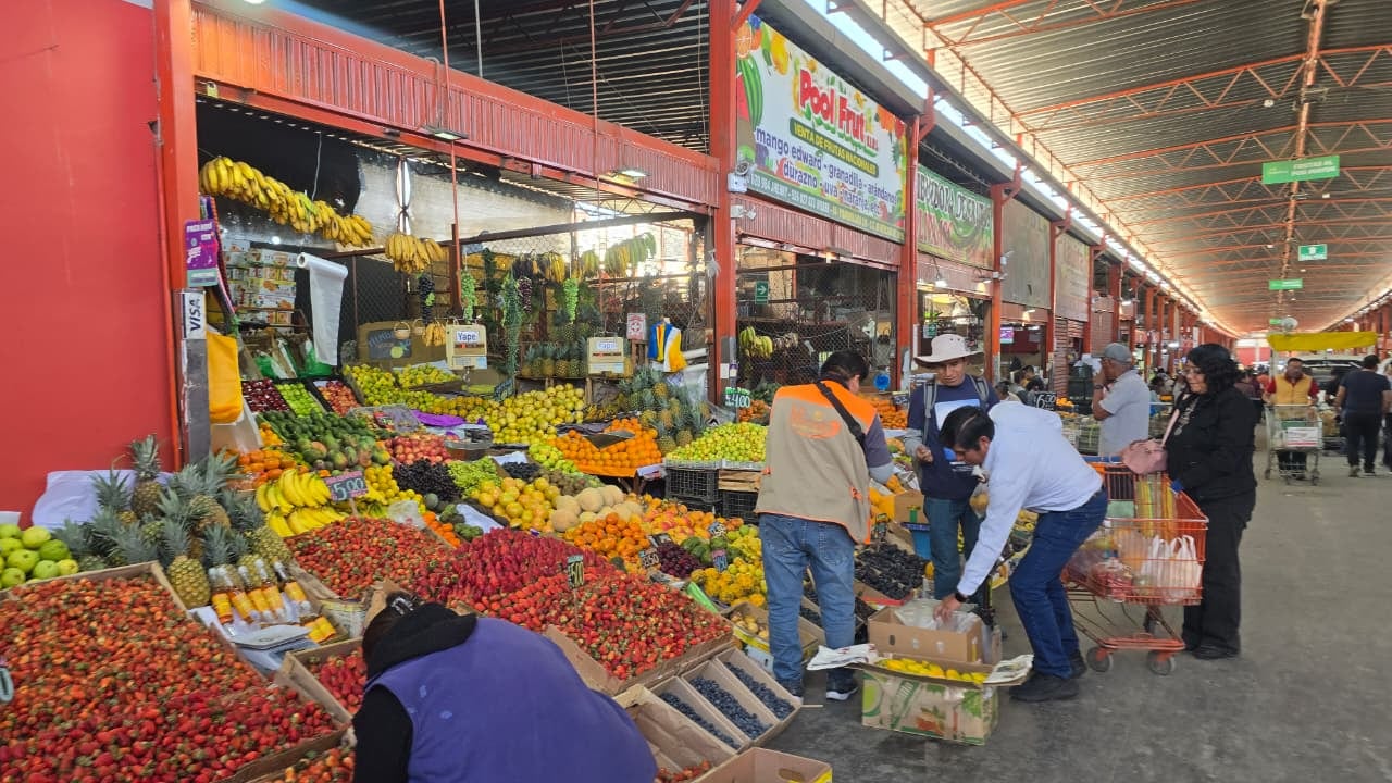 Precios de las frutas y verduras en el centro de abasto Mi Mercado en Arequipa. (Foto: Yunsu Pariapaza/@photo.gec)