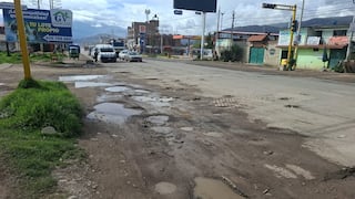 Tapan huecos en carretera Central con tierra y con lluvia se vuelven a abrir