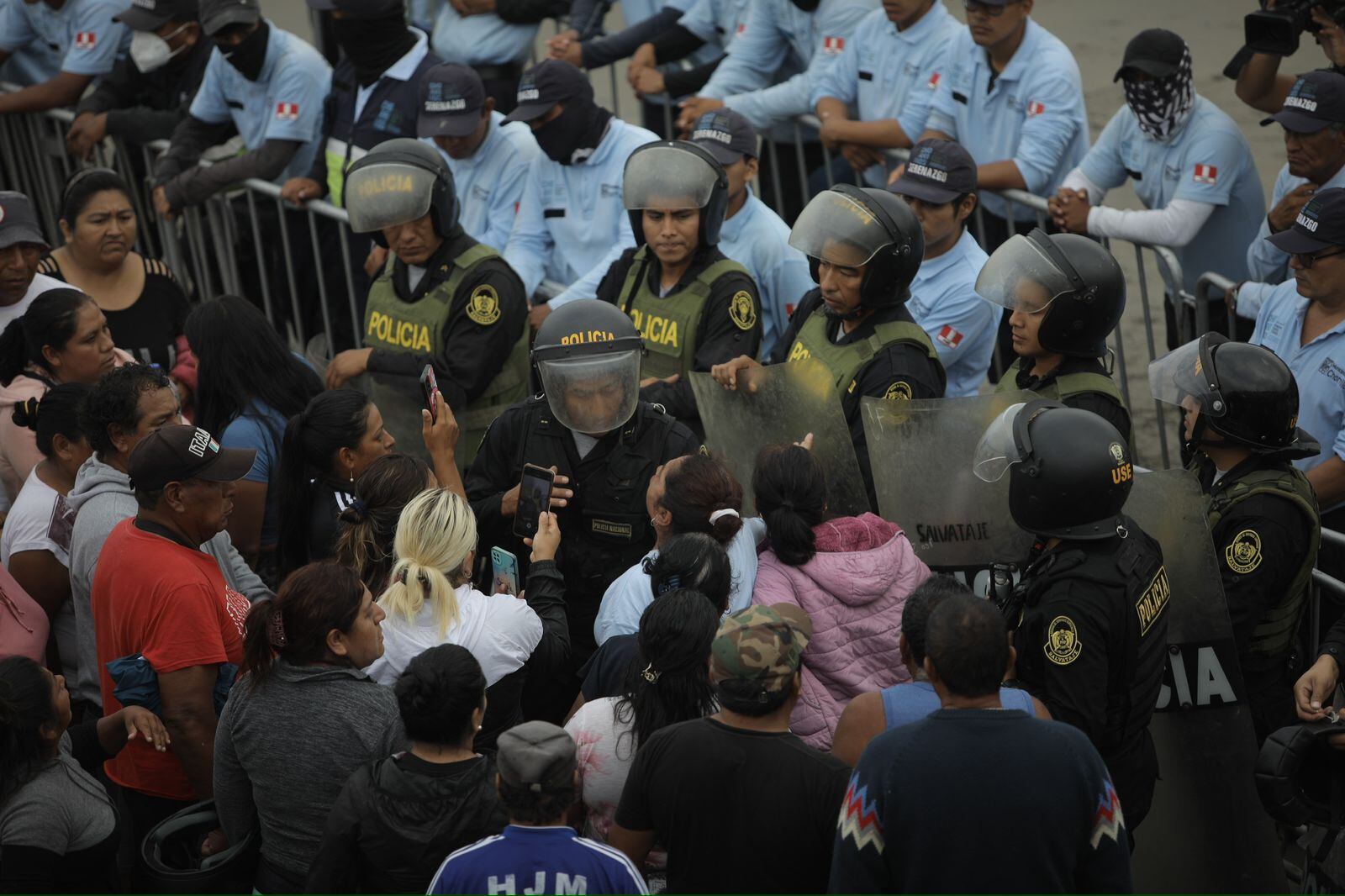 Chorrillos: Pescadores artesanales y serenazgos se enfrentan en operativo de recuperación de espacios públicos. (Fotos: Joel Alonzo @photo.gec)