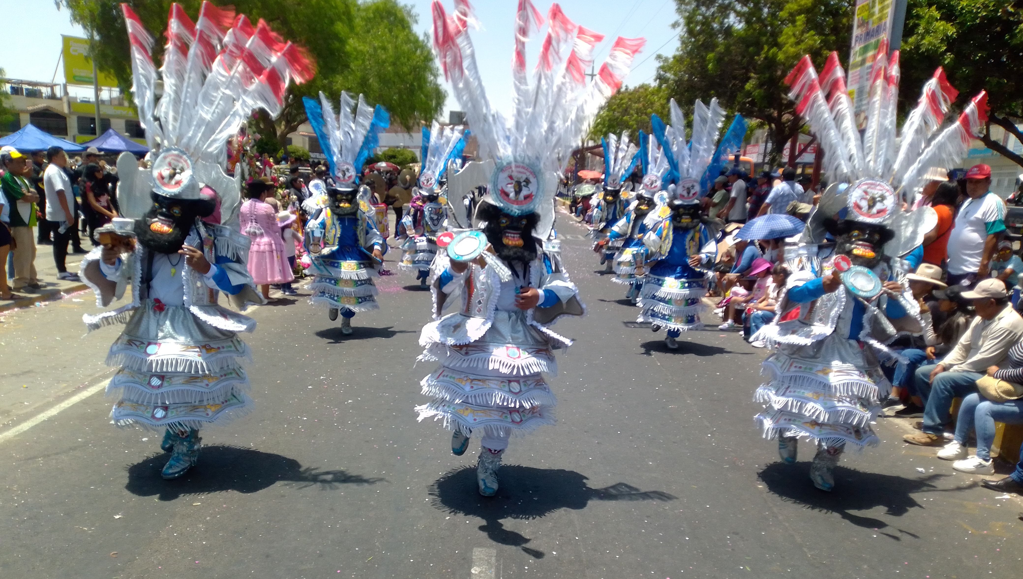 Ataviados con trajes de luces los devotos expresaron su fe a través de la danza. (Foto: Adrian Apaza)