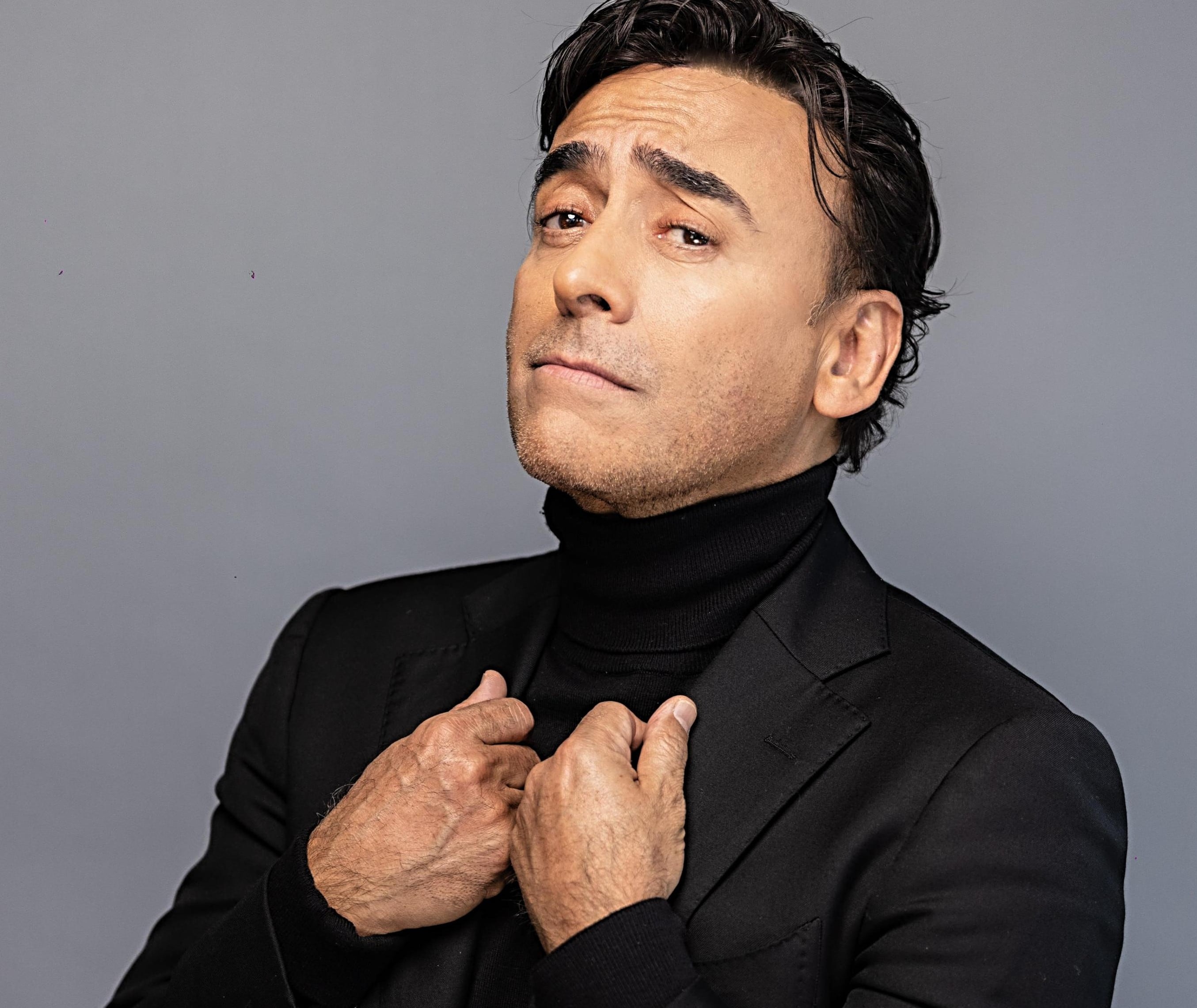 Adal Ramones en “Viajando sin maleta”, combina humor, anécdotas personales y reflexiones sobre la vida… y sobre todo aquello que, sin notarlo, terminamos cargando. El sábado 23 de mayo en el Teatro Canout.