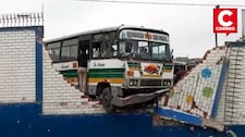 Bus de transporte público impacta contra pared de colegio en Mi Perú (VIDEO)