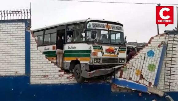 Bus se despista y se estrella contra la pared de un colegio en Mi Perú