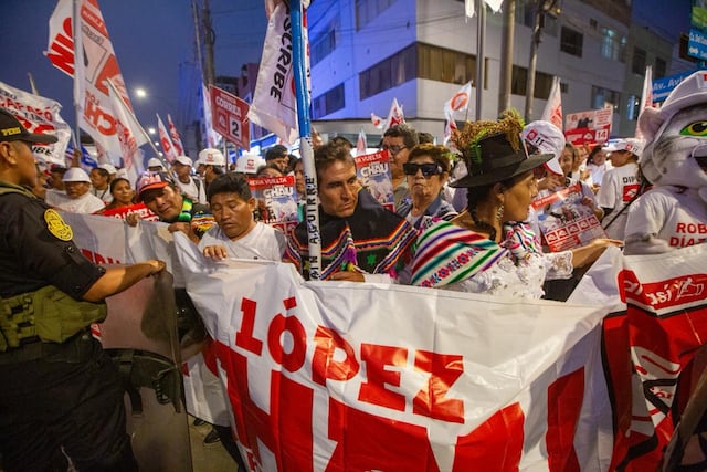 Debate electoral JNE: simpatizantes se concentran fuera del Centro de Convenciones en el último día