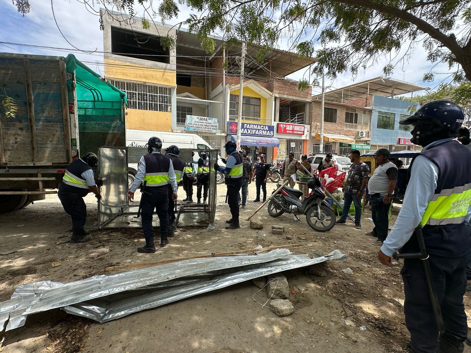 Las autoridades destruyeron los puestos donde vendían los turnos.