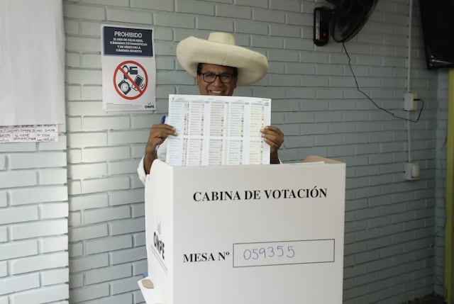 Candidato presidencial Roberto Sánchez votó en San Borja (Fotos: Jesús Saucedo / @photo.gec)