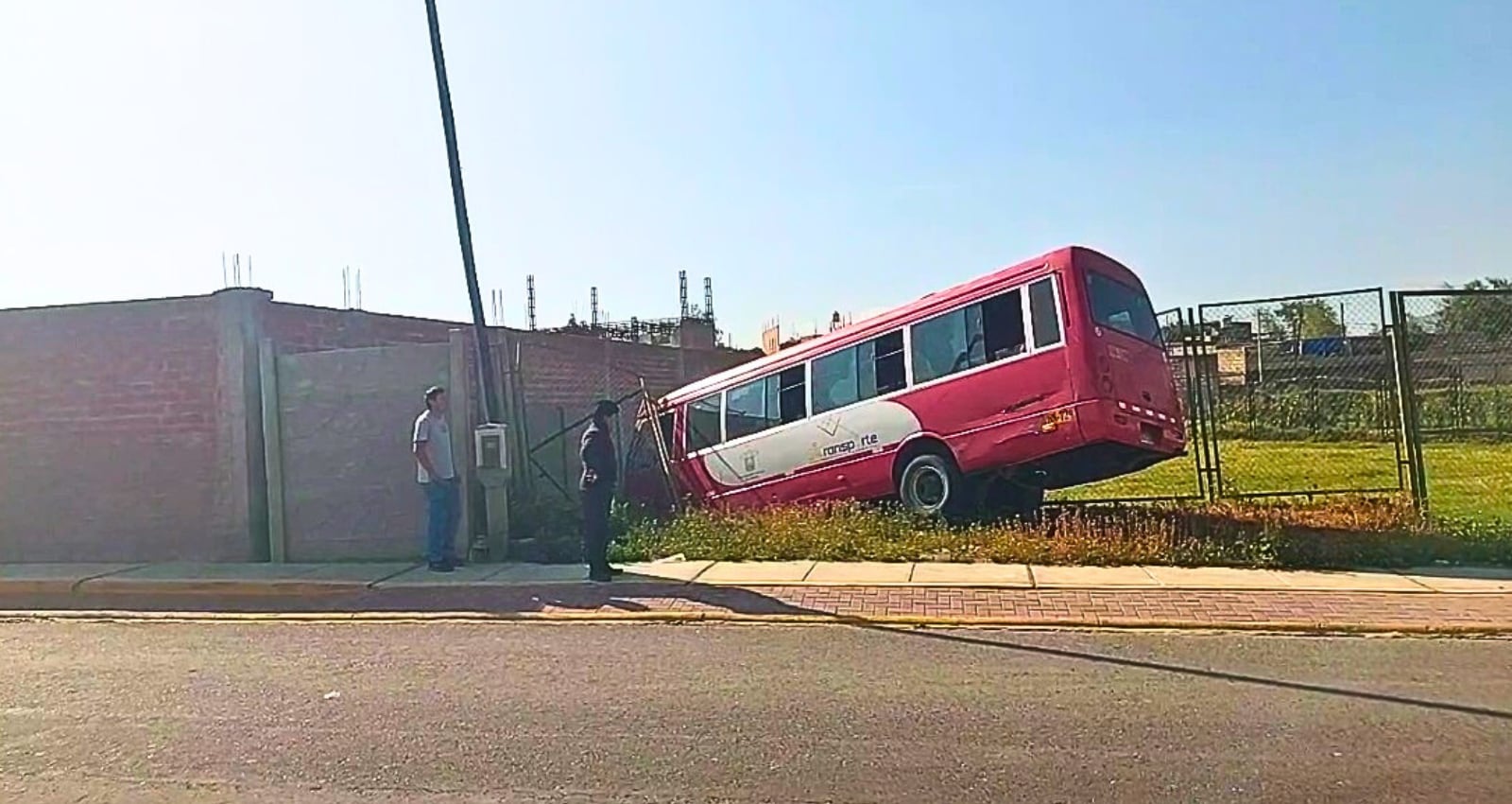 Bus del SIT se despista y termina dentro de un terreno en Socabaya. Foto: Captura de pantalla.