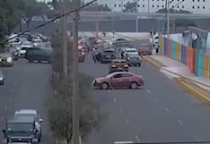 Camioneta se despista y derriba poste en Surco: estructura cae sobre otro vehículo