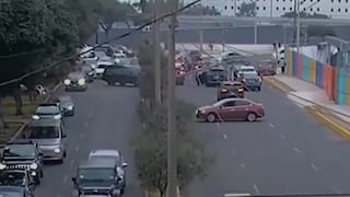 Camioneta se despista y derriba poste en Surco: estructura cae sobre otro vehículo