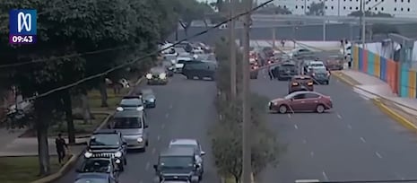 Camioneta se despista y derriba poste en Surco: estructura cae sobre otro vehículo