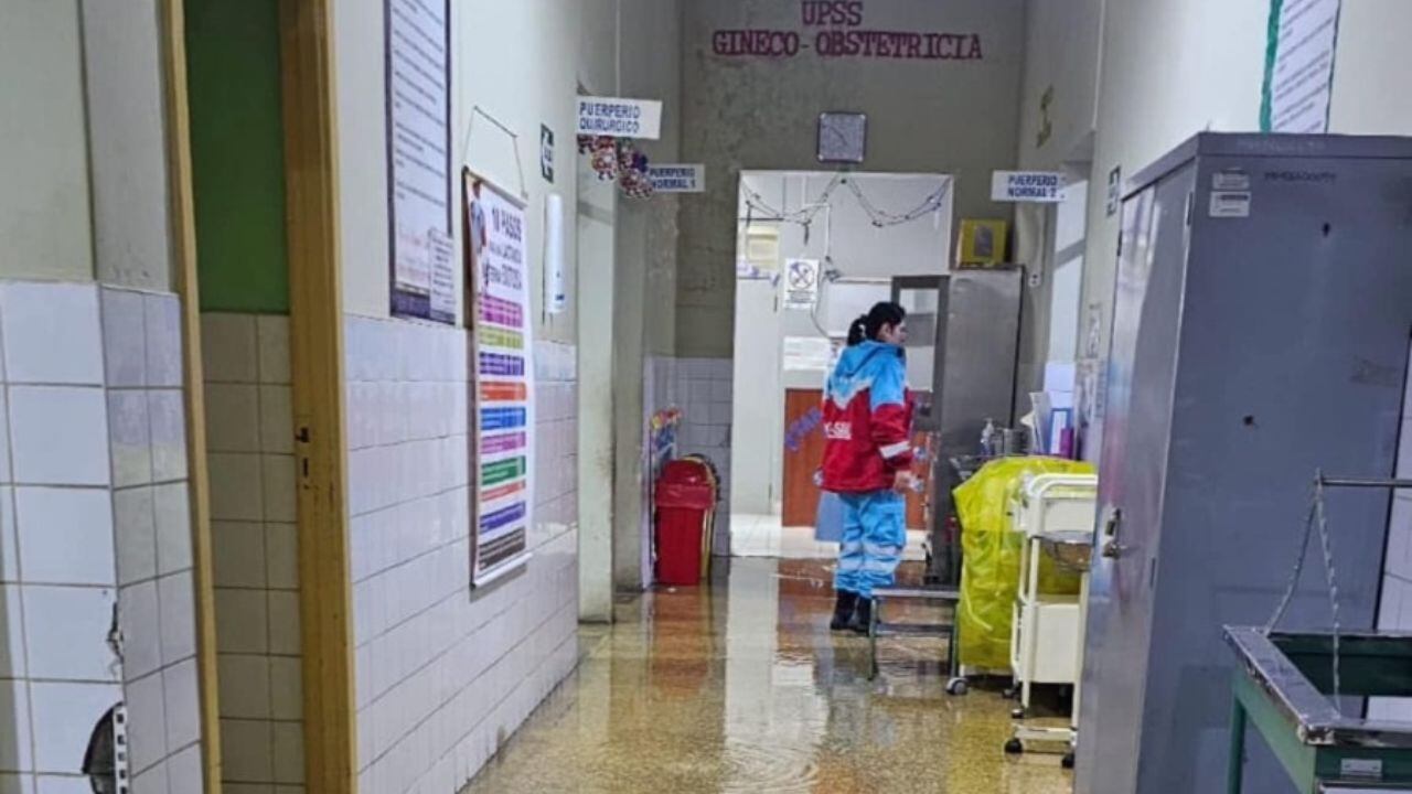 Pacientes tuvieron que ser llevados a pasadizos en el nosocomio Leoncio Prado. Ronderos advierten que protestarán si no solucionan esta problemática.