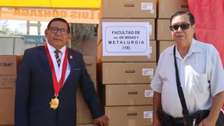 Ica: rector de la Universidad Nacional San Luis Gonzaga entrega computadoras y proyectores