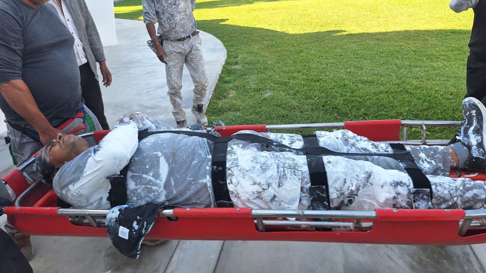 Obreros fueron conducidos hasta el hospital Las Mercedes. Foto: Correo