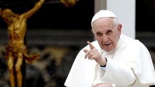 Papa Francisco pide renunciar a autonomía de mercados y frenar la desigualdad