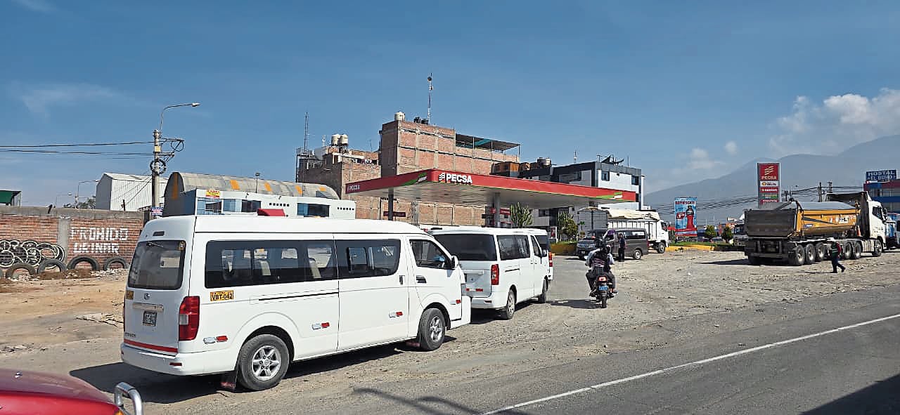 Cola de vehículos en grifo de Cono Norte por el GLP. Foto: GEC.