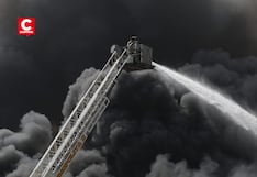 Ate: Bomberos siguen combatiendo incendio código 3 en fábrica de plásticos en Ate (FOTOS)