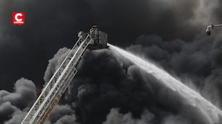 Ate: Bomberos controlan incendio código 3 en fábrica de plásticos (FOTOS)
