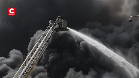Ate: Bomberos controlan incendio código 3 en fábrica de plásticos (FOTOS)