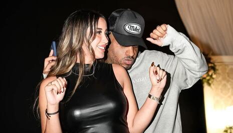 Jefferson Farfán sorprende ayudando a vender ropa a Xiomy Kanashiro en pleno live (VIDEO)