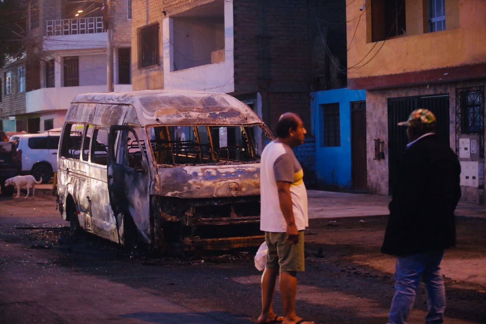 Residentes de la zona colaboran con la PNP para esclarecer las circunstancias del atentado.