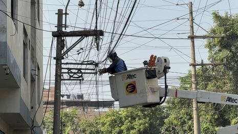 Retiran cables informales que ponen en riesgo el servicio eléctrico en Lima