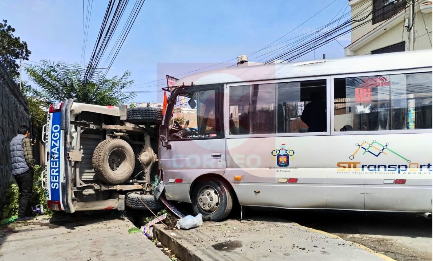 Unidad de Serenazgo se vuelca tras ser impactada por bus del SIT en Cerro Colorado. Foto: GEC.
