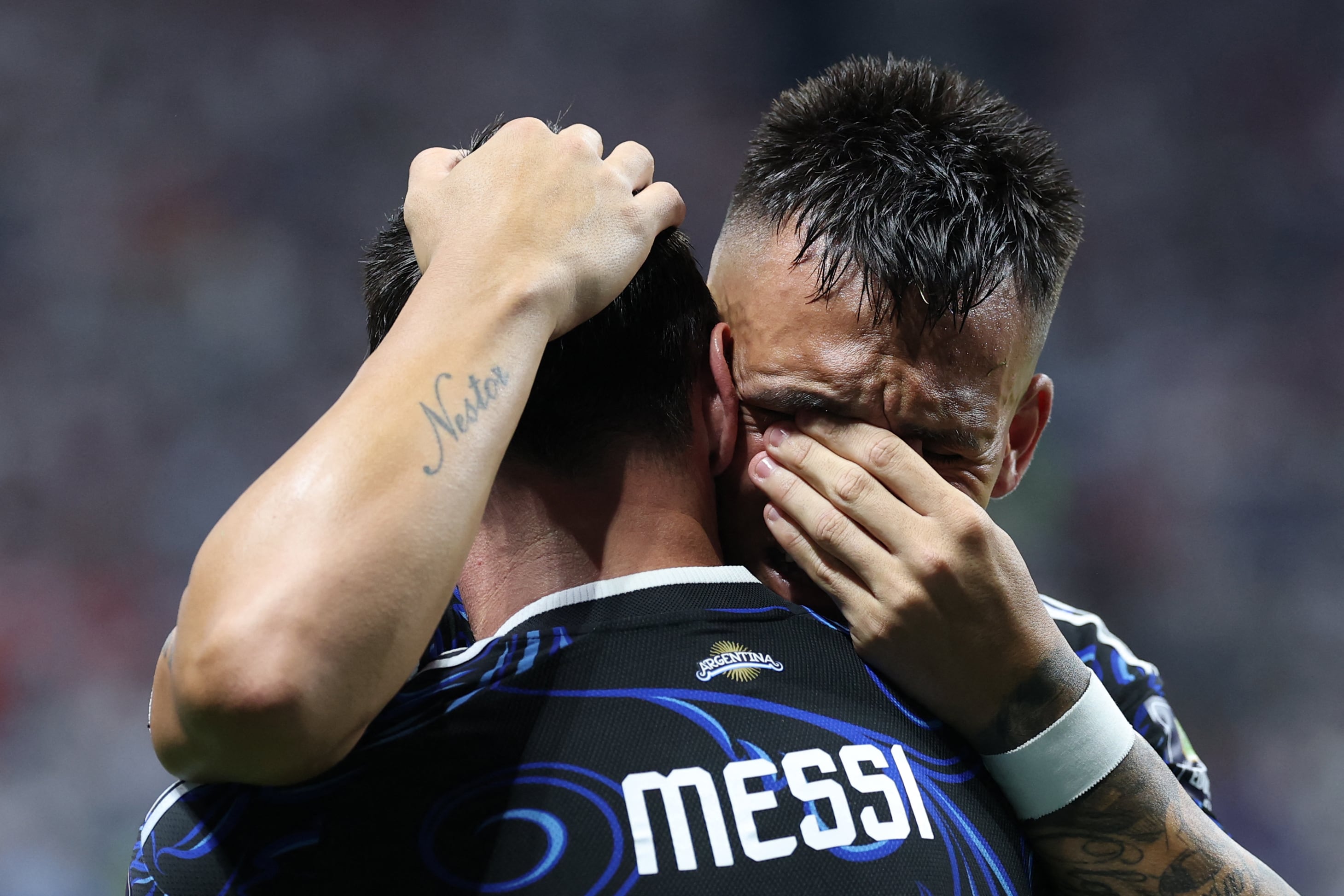 Lautaro Martínez se quiebra tras el pase de Argentina a la final del Mundial 2026. Martínez anotó uno de los goles de Argentina 2-1 a Inglaterra. (Photo by Thomas COEX / AFP)