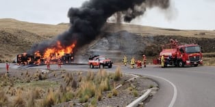 Vehículo que transportaba diésel y gasolina se accidentó por razones que están en investigan. Hay afectación en zona de pastoreo. (Fotos: Bomberos UBO 126)