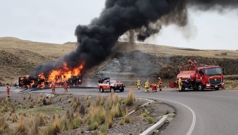 Cisterna con combustible vuelca y se incendia en la vía Arequipa - Cusco (FOTOS y VIDEO)