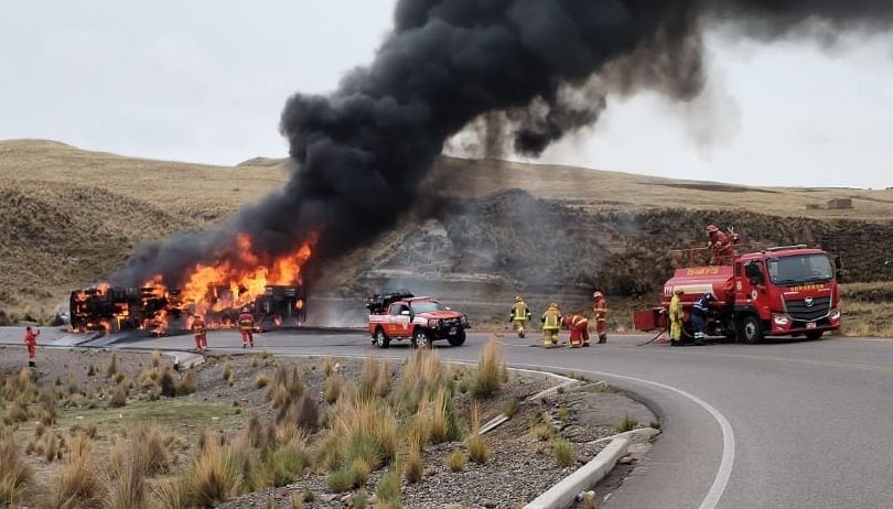 Vehículo que transportaba diésel y gasolina se accidentó por razones que están en investigan. Hay afectación en zona de pastoreo. (Fotos: Bomberos UBO 126)
