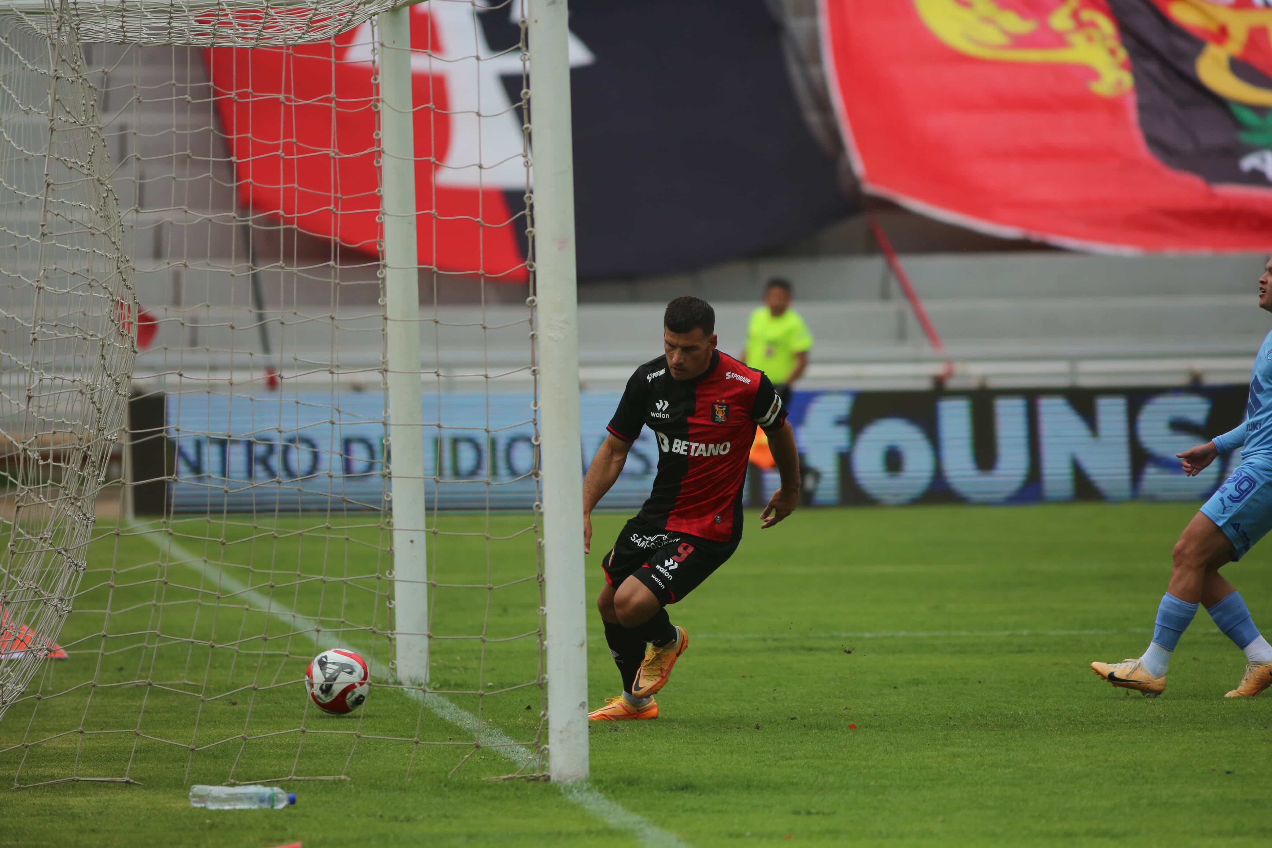 Bernardo Cuesta fue el más aplaudido por los hinchas que llegaron hasta las tribunas. (Foto: Leonardo Cuito)