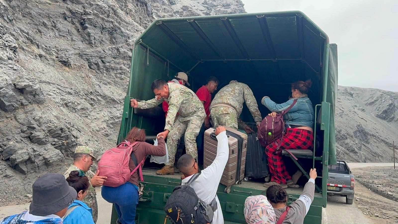 Arequipa: Así evacúan a los pasajeros varados en la Panamericana sur (FOTOS y VIDEO)