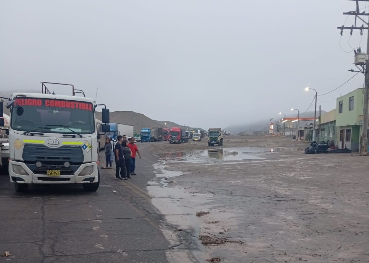 Vehículos esperan la limpieza de la Panamericana Sur para restablecer el tránsito. (Foto: Mirtha Nancy Camana)