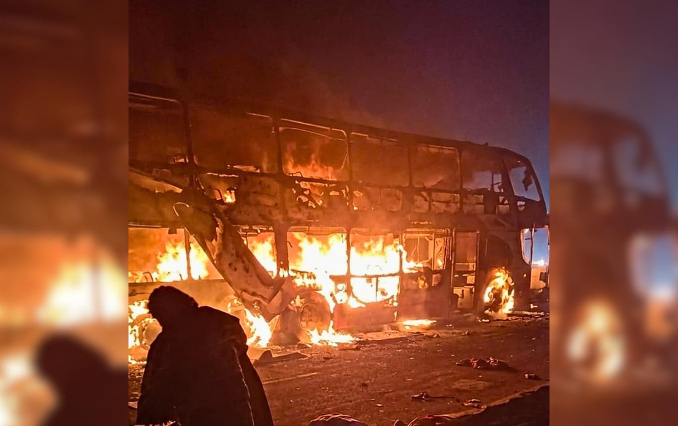 Incendio de bus en la ruta Tacna-Arequipa causó momentos de pánico en pasajeros. Foto: Captura de pantalla.