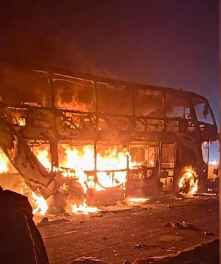 Incendio de bus en la ruta Tacna-Arequipa causó momentos de pánico en pasajeros. Foto: Captura de pantalla.