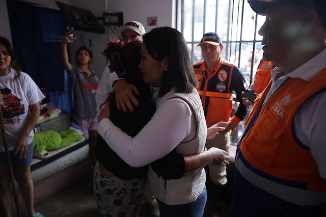 Keiko Fujimori evalúa declarar en emergencia distritos de Lima afectados por lluvias