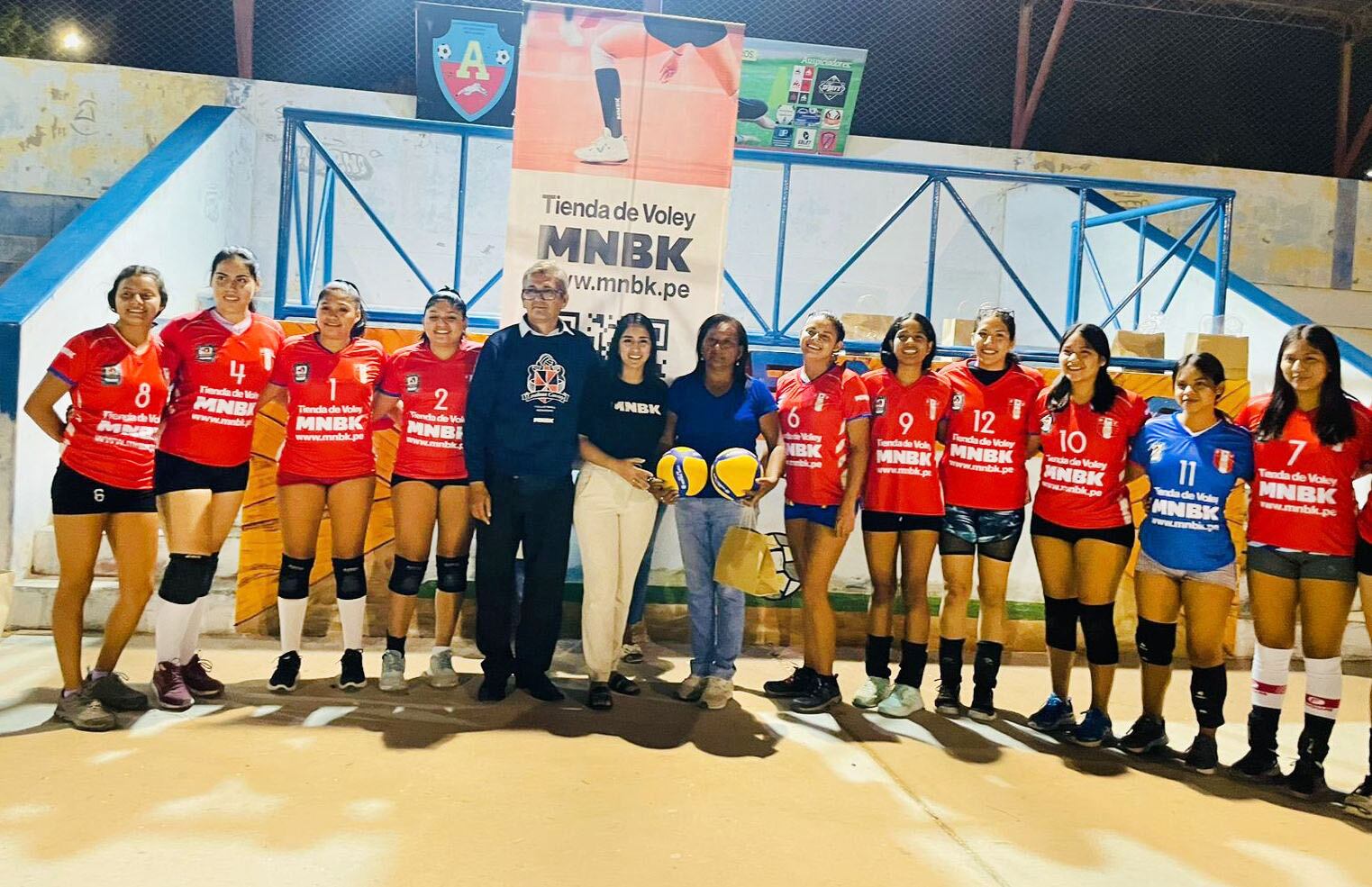 Empresa privada dona dos juegos de uniformes completos a Selección de Vóley de Piura.