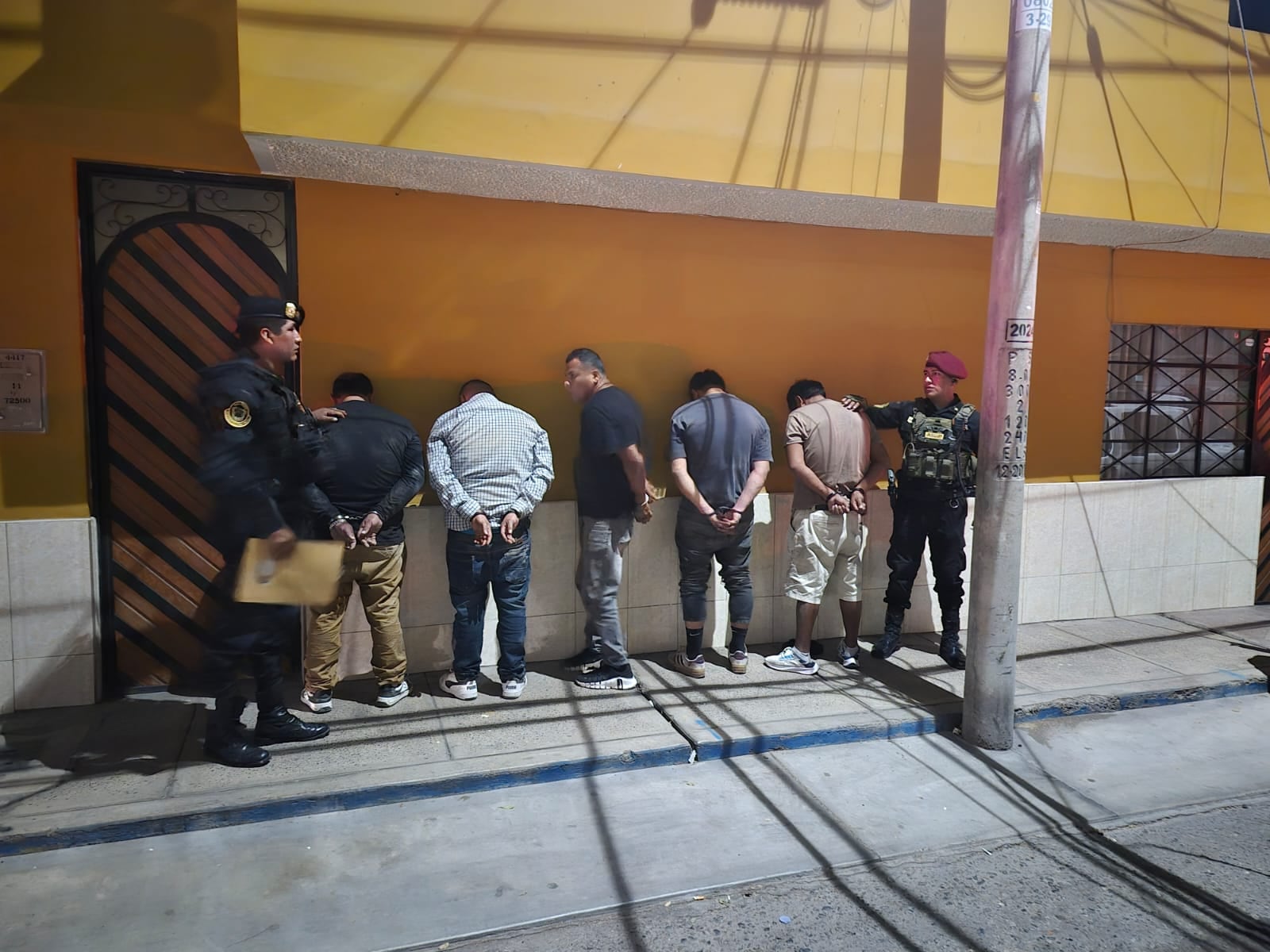 Con apoyo de Los Halcones y comisaría de familia se detuvo a sospechosos. (Foto: Difusión)