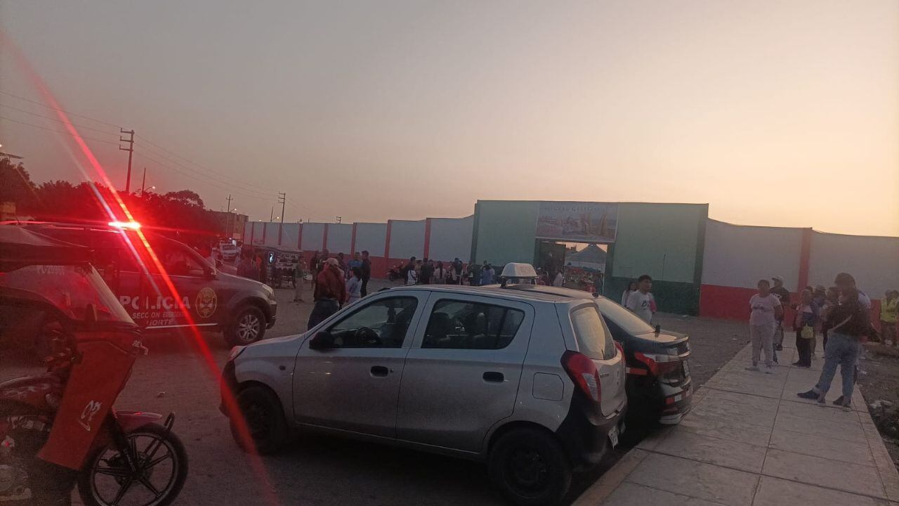 Sicarios atacaron a balazos a dos hombres que salían del recinto deportivo.