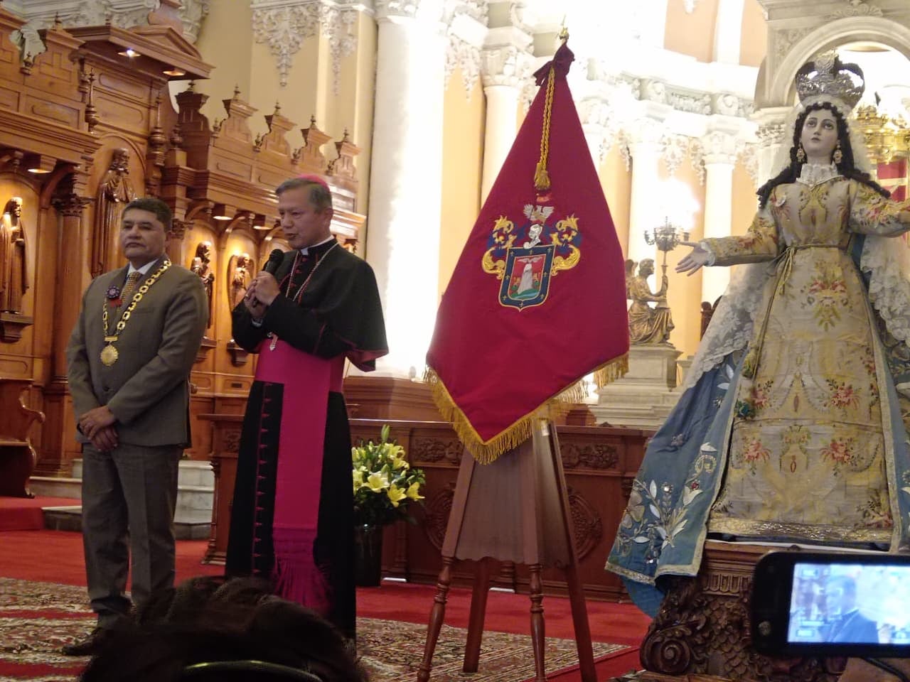 El Estandarte de Arequipa fue colocado a lado de la Patrona de Arequipa, Virgen de La Asunta. Foto: Álvaro Figueroa