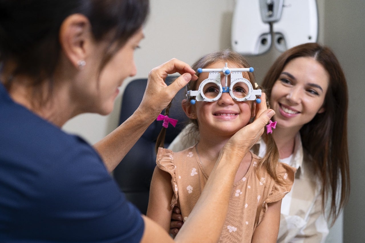 Especialista advierte que muchas enfermedades oculares avanzan de forma silenciosa. Recalca la importancia del control anual y de hábitos preventivos.