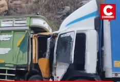 Choque entre camiones deja a conductores atrapados en la Carretera Central