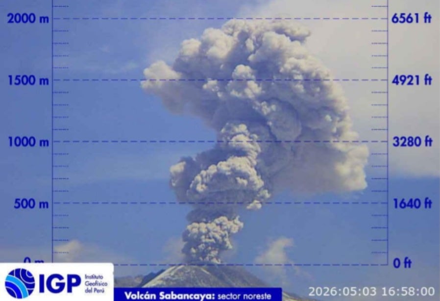 Explosión del volcán Sabancaya lanza cenizas hacia varios distritos. Foto: IGP.