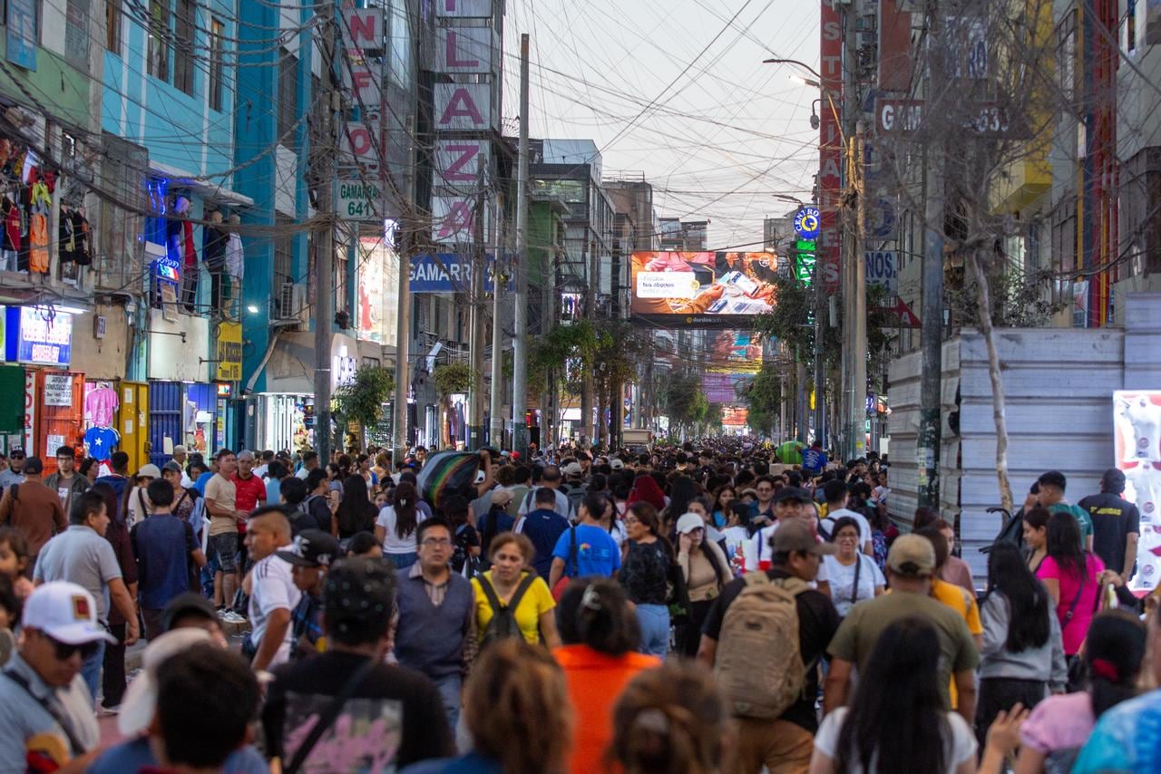El clima cálido en Lima y el norte del país golpea la venta de ropa de abrigo en Gamarra. Comerciantes reducen producción y optan por prendas más ligeras ante baja demanda. (Foto: Fernando Sangama / @photo.gec)