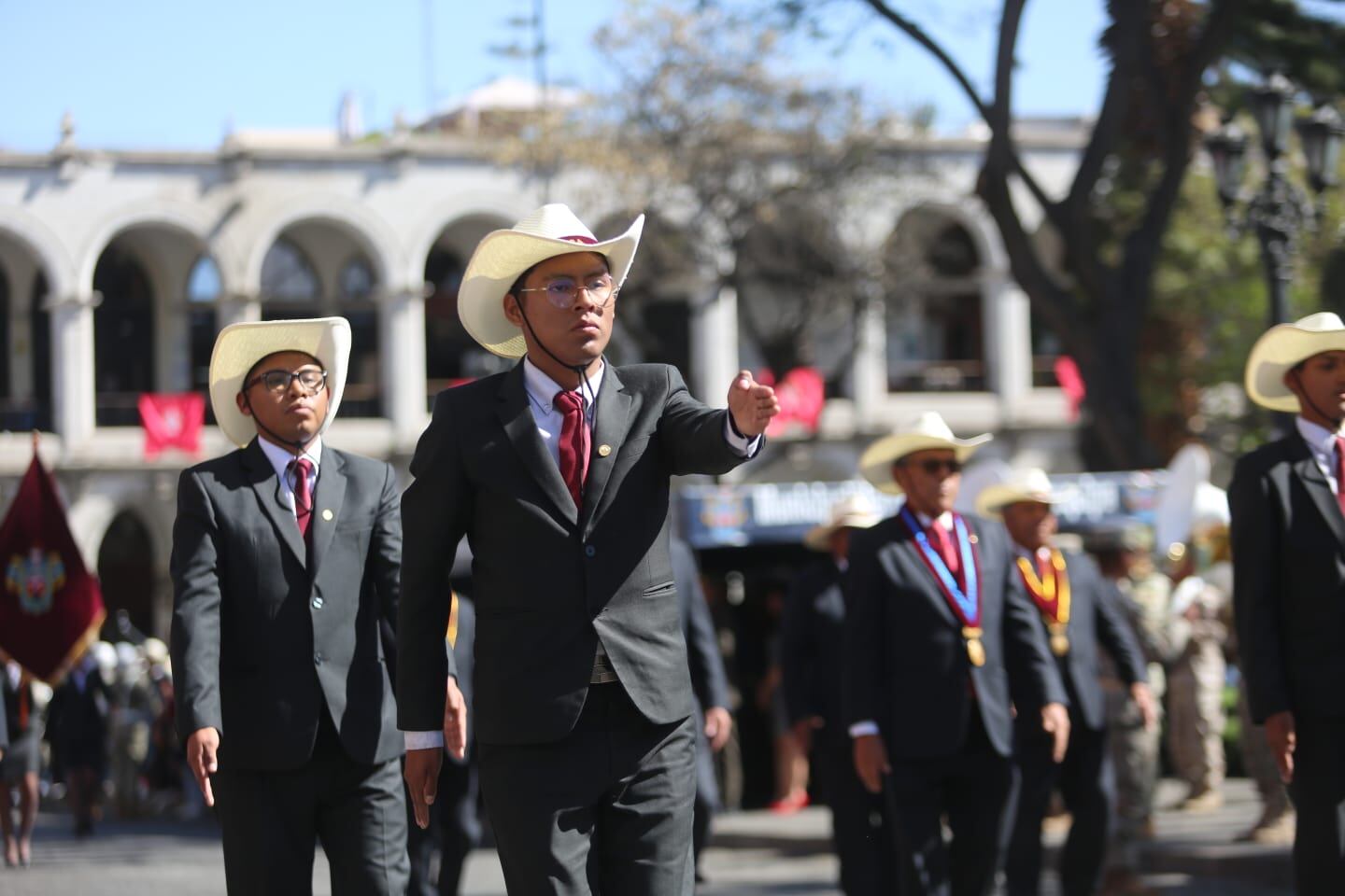 Jóvenes presentes en el desfile en la Plaza de Armas. (Foto: Leonardo Cuito)