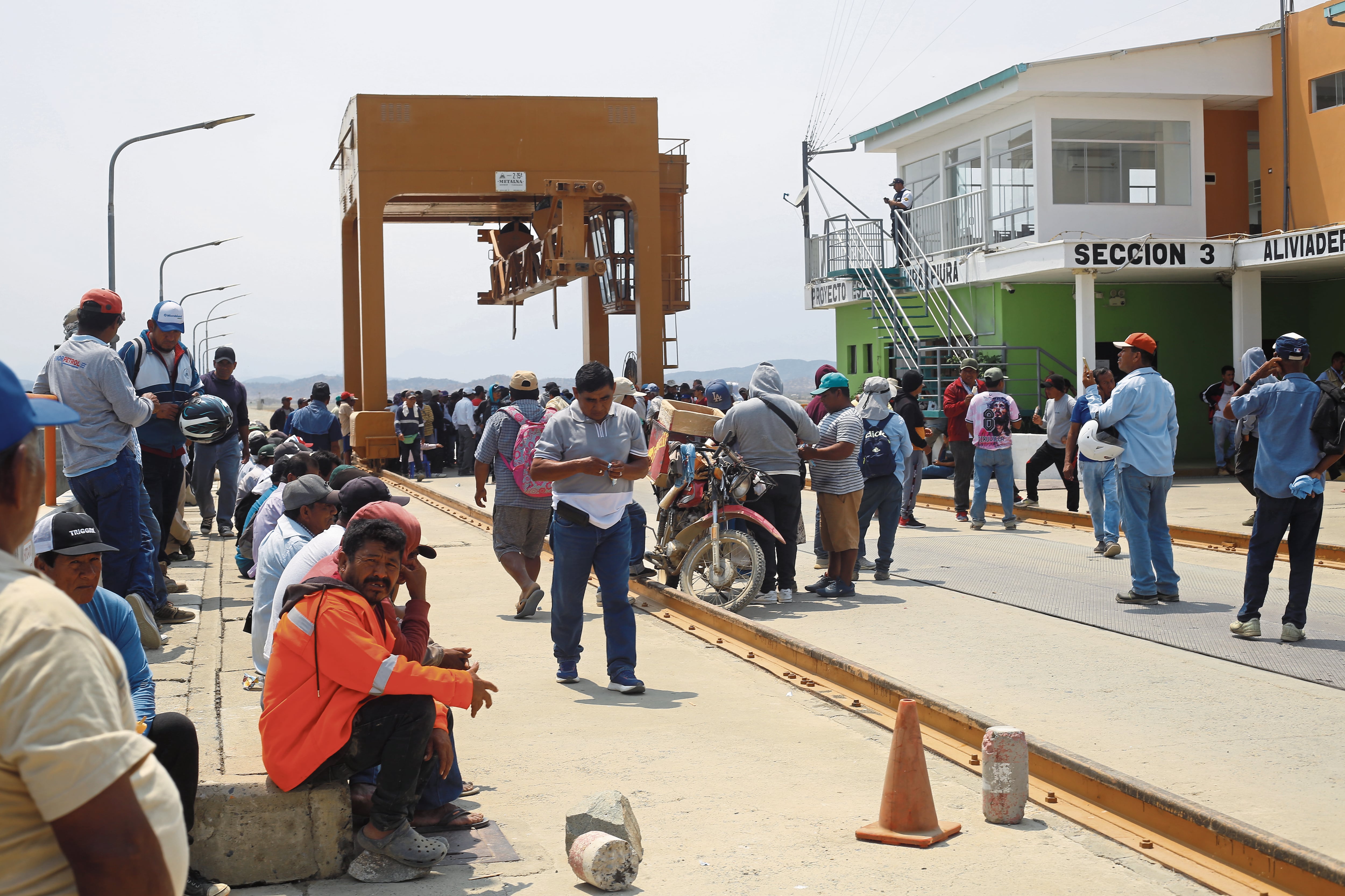 Ellos sostuvieron una reunión con funcionarios y pidieron la presencia de una comisión de alto nivel de Lima para que verifique los entes encargados del control y fiscalización del agua. Además, señalaron que hay zonas donde han triplicado la cantidad de hectáreas que les habían autorizado